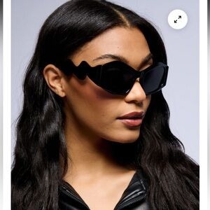 AKIRA NWT TOO WAVEY SUNGLASSES Black One Size